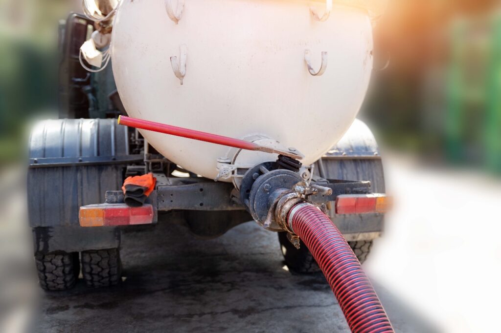 Equipe de profissionais realizando serviço de desentupimento de esgoto em desentupidora e limpa fossa Campeche