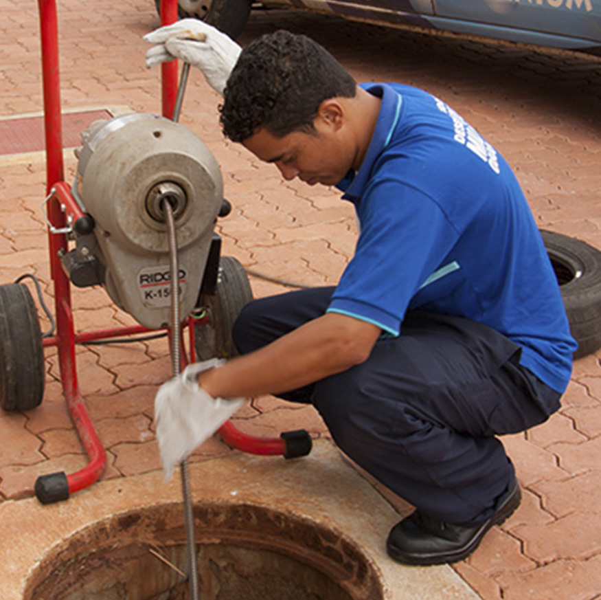 Equipe de profissionais realizando serviço de desentupimento de esgoto em desentupidora e limpa fossa Campeche