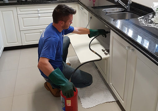 Equipe de profissionais realizando serviço de desentupimento de esgoto em desentupidora e limpa fossa Campeche