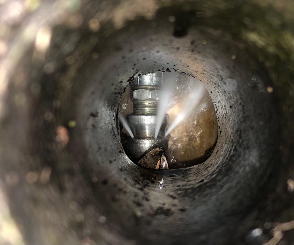 Equipe de profissionais realizando serviço de desentupimento de esgoto em desentupidora e limpa fossa Campeche